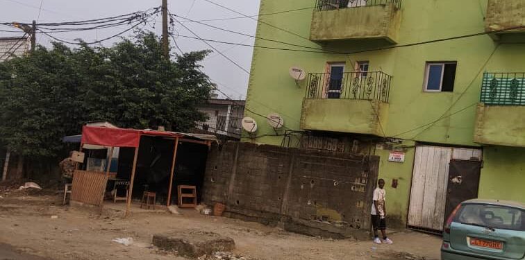 Cameroun-Douala: Un propriétaire d’immeuble à Cité Cicam déverse délibérément des déchets humains dans le quartier, provoquant l’indignation des habitants